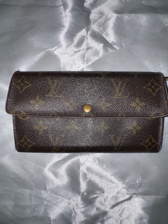 Louis Vuitton Handbags - Pre-owned Louis Vuitton Monogram Sarah Wallet